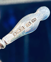 Load image into Gallery viewer, Boxed English teaspoon and tong set, Joseph Rodgers &amp; Sons, Sheffield, 1909/1910