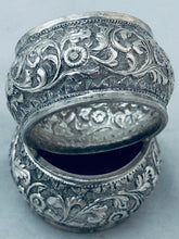 Load image into Gallery viewer, Pair of Indian colonial silver serviette rings, Cutch